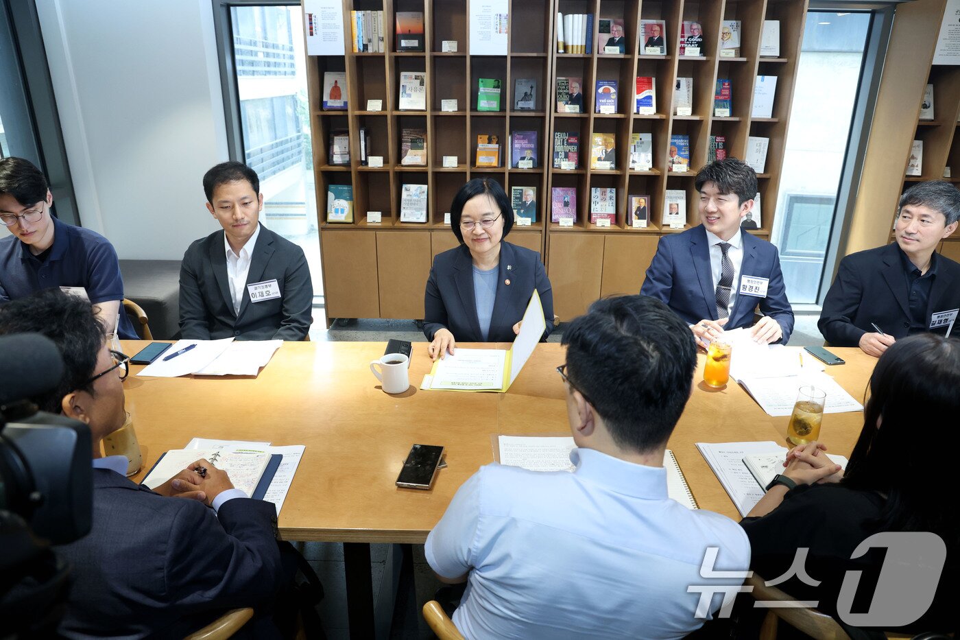 본문 이미지 - 한성숙 국무총리 후보자가 17일 오후 서울 종로구의 한 카페에서 가진 데이터 기반 AI행정을 위한 실무공직자 간담회에서 발언하고 있다. 2026.6.17 ⓒ 뉴스1 이광호 기자