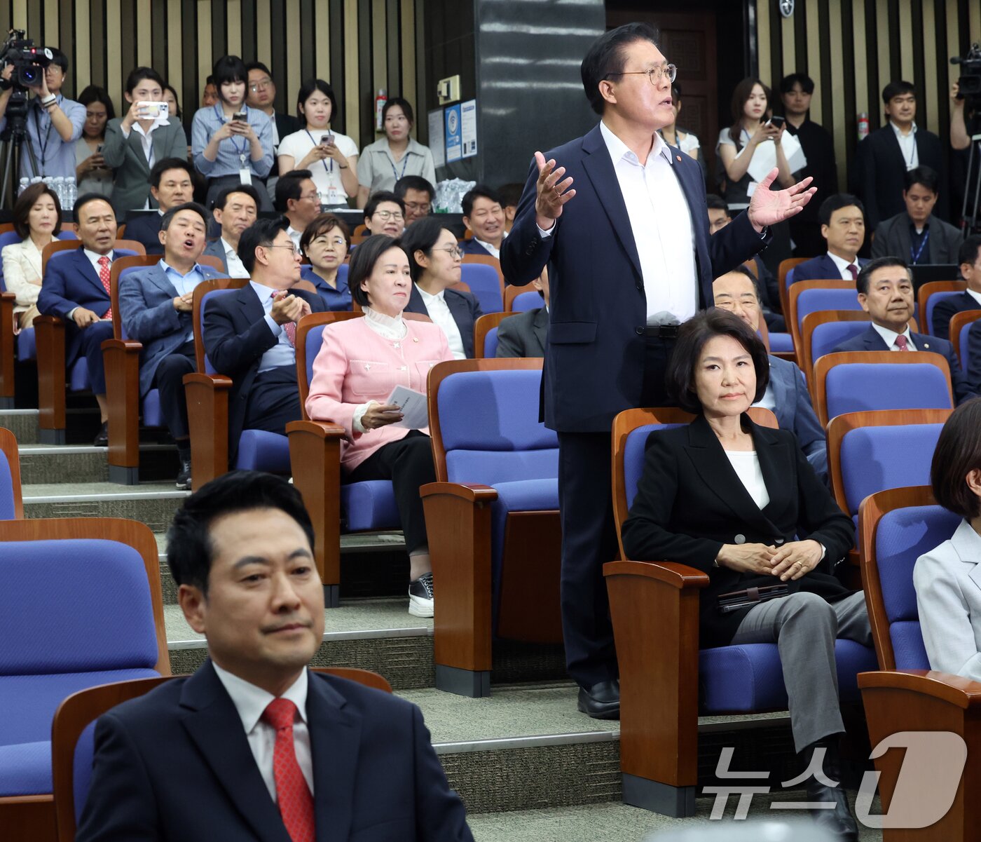 본문 이미지 - 송석준 국민의힘 의원이 17일 오후 서울 여의도 국회에서 열린 긴급 의원총회에서 공개 발언 요구를 하고 있다. 사진 왼쪽은 장동혁 대표. 2026.6.17 ⓒ 뉴스1 황기선 기자