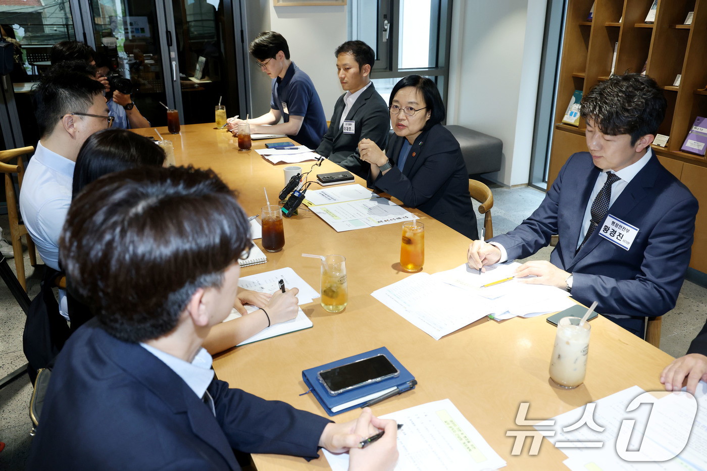(서울=뉴스1) 이광호 기자 = 한성숙 국무총리 후보자가 17일 오후 서울 종로구의 한 카페에서 가진 데이터 기반 AI행정을 위한 실무공직자 간담회에서 발언하고 있다. 2026.6 …