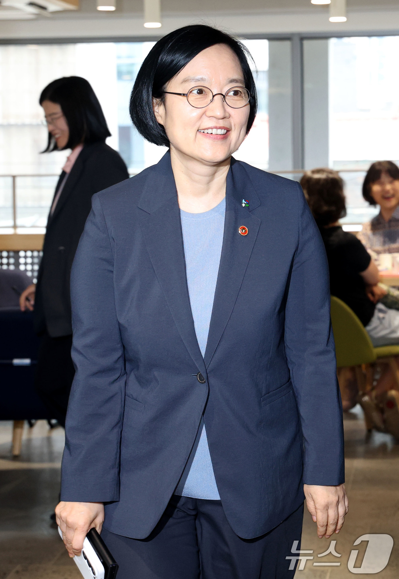 (서울=뉴스1) 이광호 기자 = 한성숙 국무총리 후보자가 17일 오후 서울 종로구의 한 카페에서 열린 데이터 기반 AI행정을 위한 실무공직자 간담회에 참석하고 있다.  2026.6 …