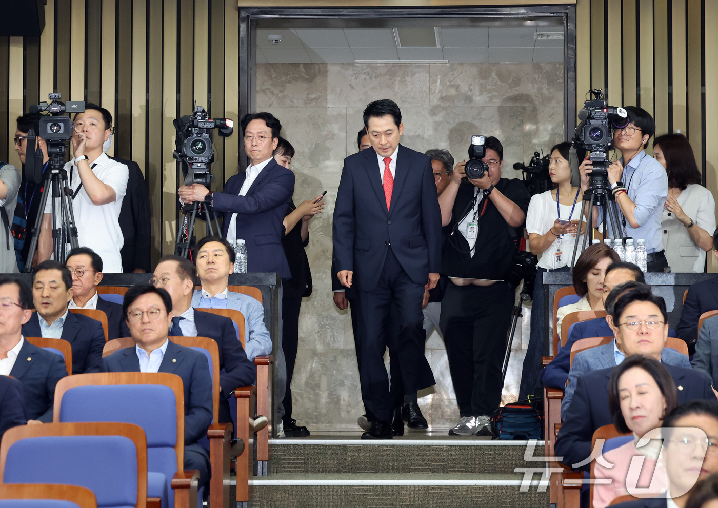 (서울=뉴스1) 황기선 기자 = 장동혁 국민의힘 대표가 17일 오후 서울 여의도 국회에서 열린 긴급 의원총회에 참석하고 있다.  2026.6.17/뉴스1