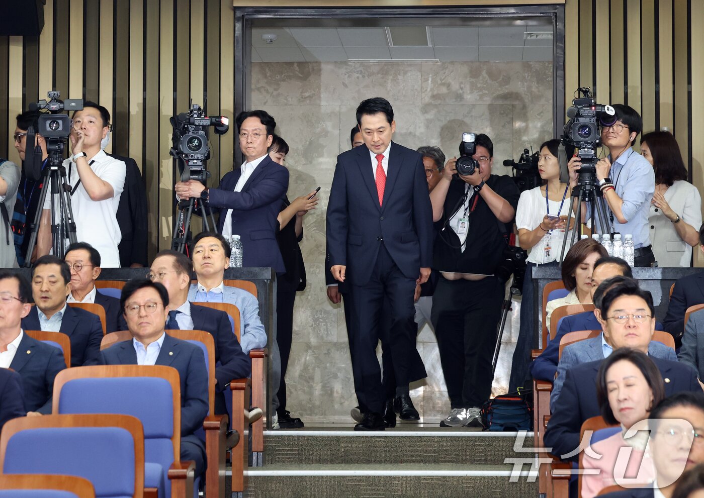 본문 이미지 - 장동혁 국민의힘 대표가 17일 오후 서울 여의도 국회에서 열린 긴급 의원총회에 참석하고 있다. 2026.6.17 ⓒ 뉴스1 황기선 기자