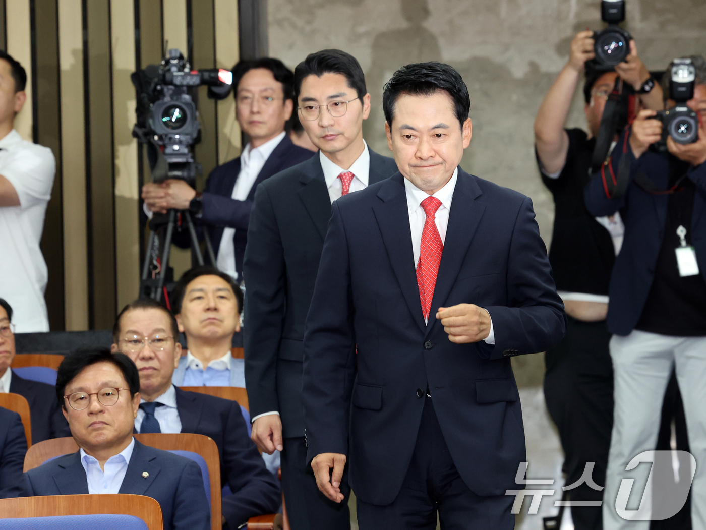 (서울=뉴스1) 황기선 기자 = 장동혁 국민의힘 대표가 17일 오후 서울 여의도 국회에서 열린 긴급 의원총회에 참석하고 있다.  2026.6.17/뉴스1