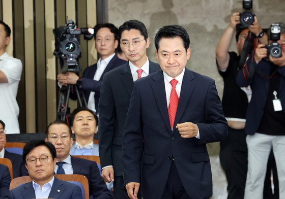 의총 참석하는 장동혁 대표 '굳은 표정'