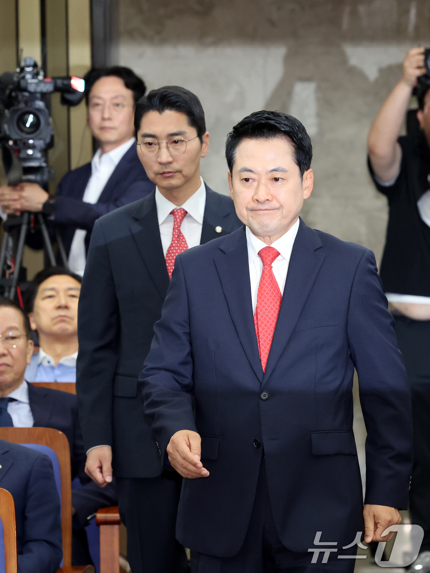 (서울=뉴스1) 황기선 기자 = 장동혁 국민의힘 대표가 17일 오후 서울 여의도 국회에서 열린 긴급 의원총회에 참석하고 있다.  2026.6.17/뉴스1