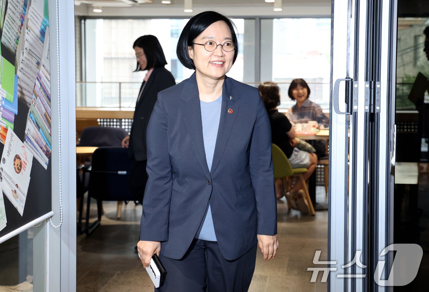 본문 이미지 - 한성숙 국무총리 후보자가 17일 오후 서울 종로구의 한 카페에서 열린 데이터 기반 AI행정을 위한 실무공직자 간담회에 참석하고 있다. 2026.6.17 ⓒ 뉴스1 이광호 기자