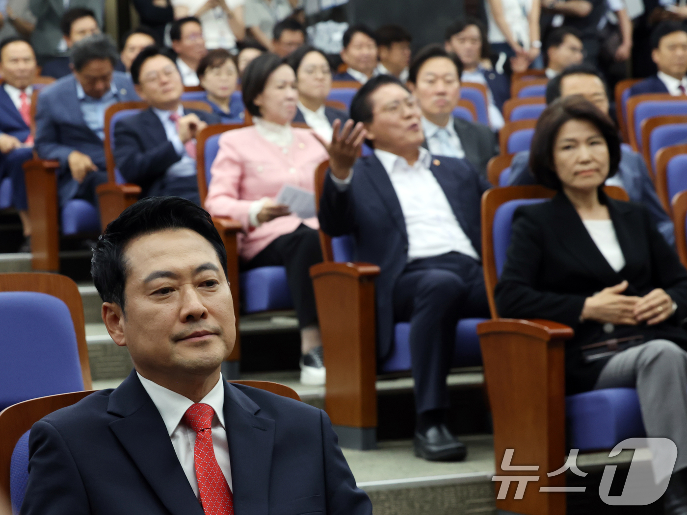 (서울=뉴스1) 황기선 기자 = 장동혁 국민의힘 대표가 17일 오후 서울 여의도 국회에서 열린 긴급 의원총회에서 송석준 의원의 공개 발언 요구를 듣고 있다.이후 의총은 공개 발언 …