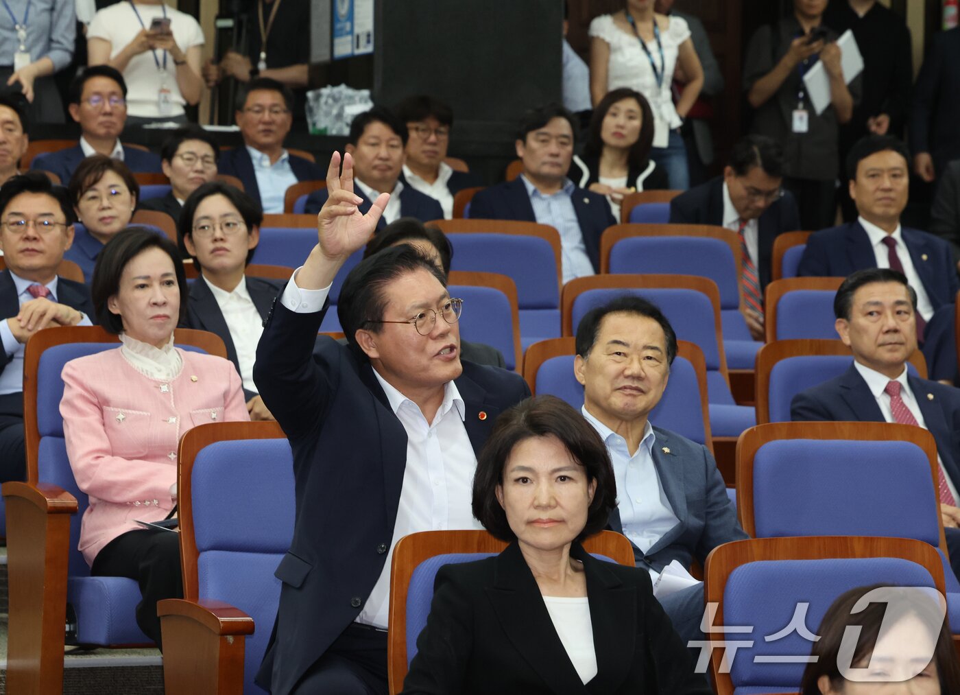 본문 이미지 - 송석준 국민의힘 의원이 17일 오후 서울 여의도 국회에서 열린 긴급 의원총회에서 공개 발언 요구를 하고 있다. 2026.6.17 ⓒ 뉴스1 황기선 기자