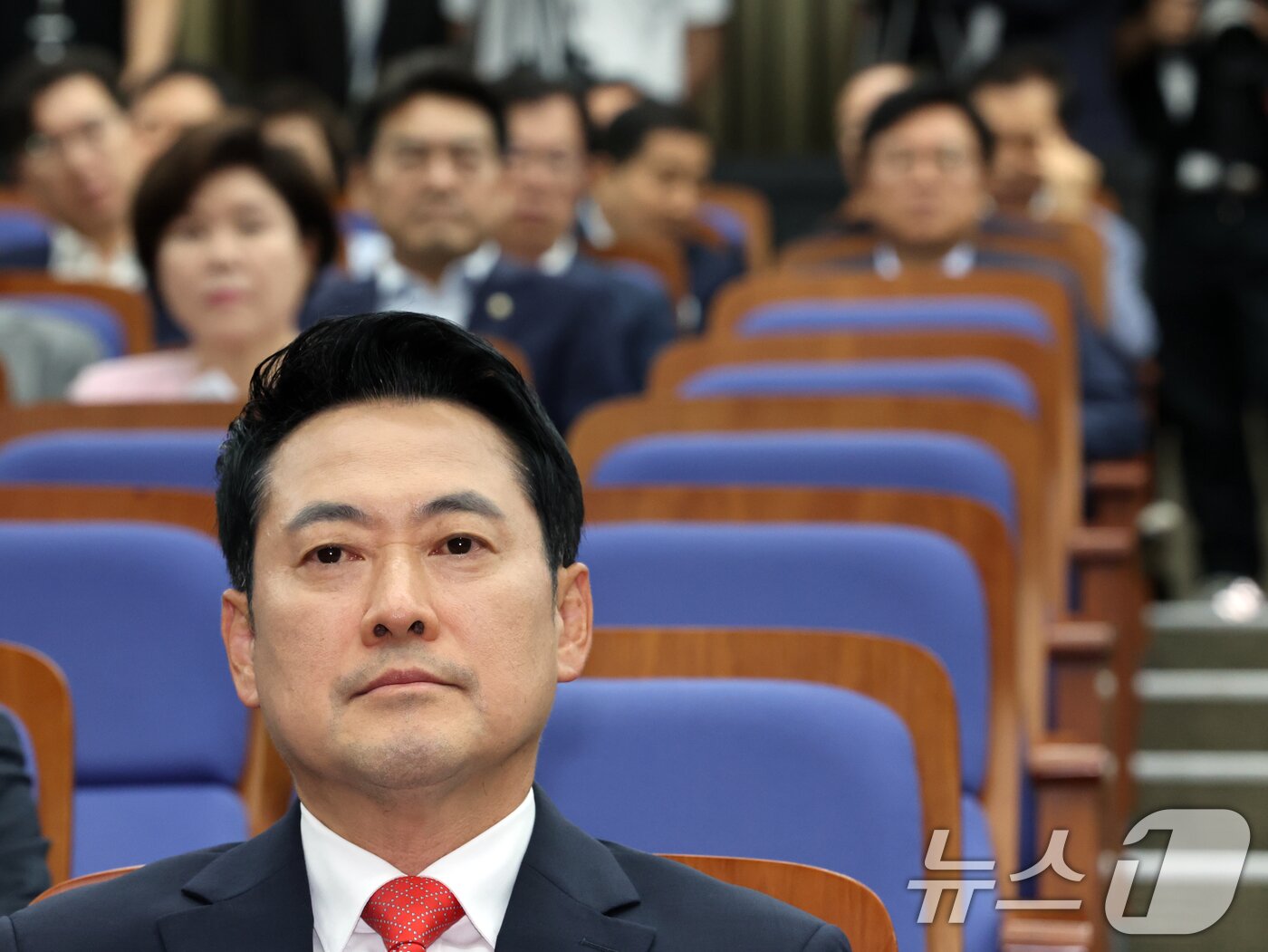 본문 이미지 - 장동혁 국민의힘 대표가 17일 오후 서울 여의도 국회에서 열린 긴급 의원총회에서 생각에 잠겨 있다. 2026.6.17 ⓒ 뉴스1 황기선 기자