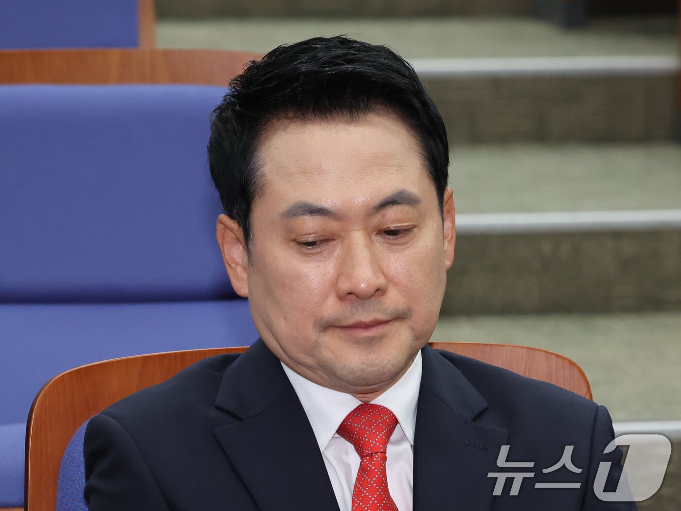 본문 이미지 - 장동혁 국민의힘 대표가 17일 오후 서울 여의도 국회에서 열린 긴급 의원총회에서 생각에 잠겨 있다. 2026.6.17 ⓒ 뉴스1 황기선 기자