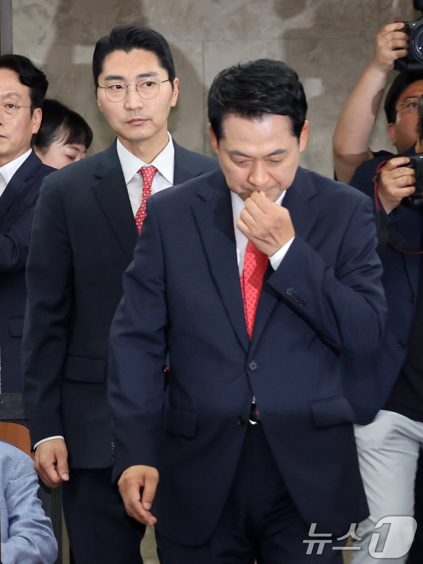 본문 이미지 - 장동혁 국민의힘 대표가 17일 오후 서울 여의도 국회에서 열린 긴급 의원총회에 참석하고 있다. 2026.6.17 ⓒ 뉴스1 황기선 기자
