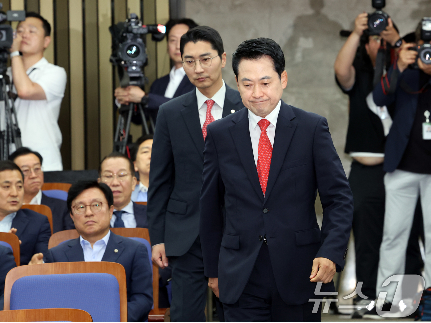 (서울=뉴스1) 황기선 기자 = 장동혁 국민의힘 대표가 17일 오후 서울 여의도 국회에서 열린 긴급 의원총회에 참석하고 있다.  2026.6.17/뉴스1