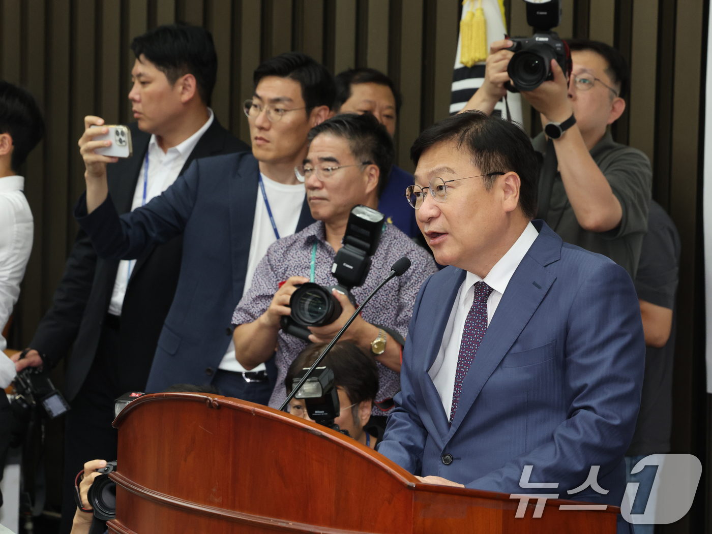 (서울=뉴스1) 황기선 기자 = 정점식 국민의힘 원내대표가 17일 오후 서울 여의도 국회에서 열린 긴급 의원총회에서 모두발언을 하고 있다.  2026.6.17/뉴스1