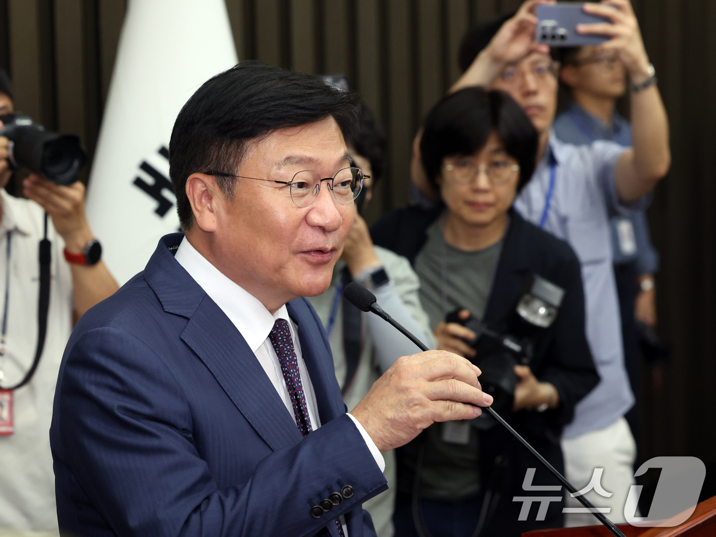 (서울=뉴스1) 황기선 기자 = 정점식 국민의힘 원내대표가 17일 오후 서울 여의도 국회에서 열린 긴급 의원총회에서 모두발언을 하고 있다.  2026.6.17/뉴스1