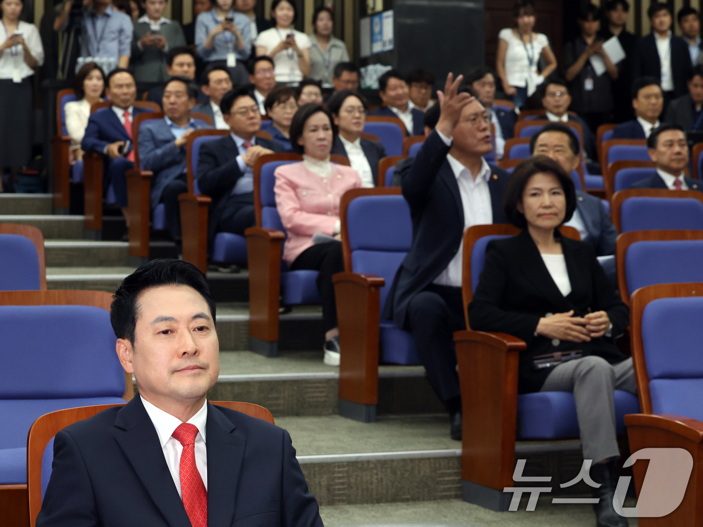 (서울=뉴스1) 황기선 기자 = 장동혁 국민의힘 대표가 17일 오후 서울 여의도 국회에서 열린 긴급 의원총회에서 송석준 의원의 공개 발언 요구를 듣고 있다.이후 의총은 공개 발언 …