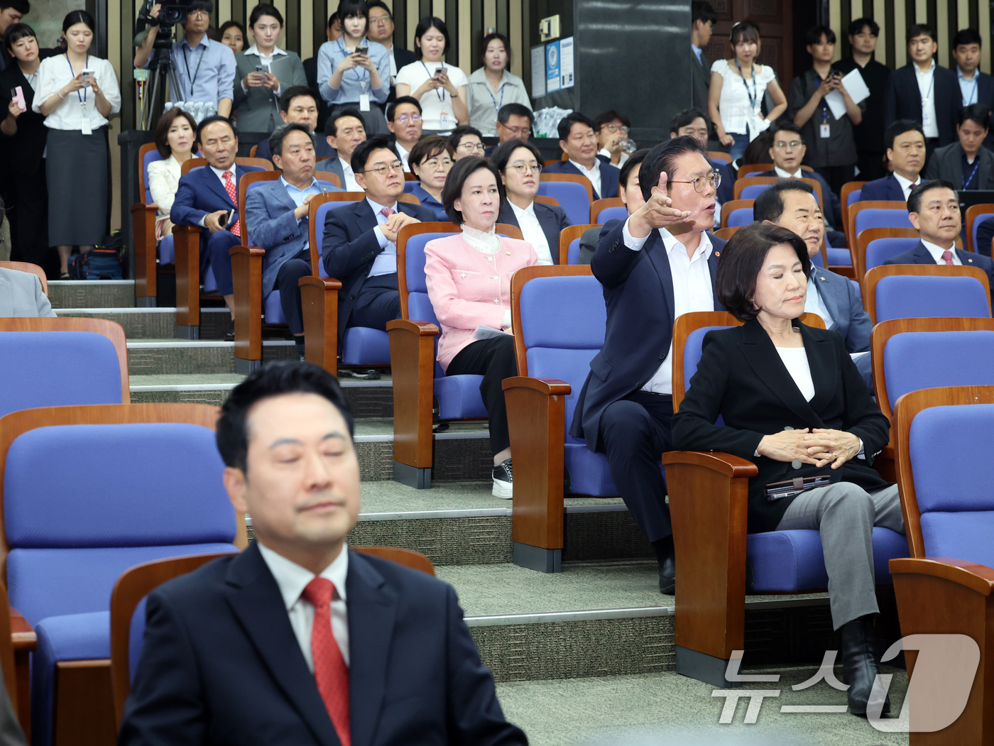 (서울=뉴스1) 황기선 기자 = 송석준 국민의힘 의원이 17일 오후 서울 여의도 국회에서 열린 긴급 의원총회에서 공개 발언 요구를 하고 있다.사진 왼쪽은 장동혁 대표. 2026.6 …