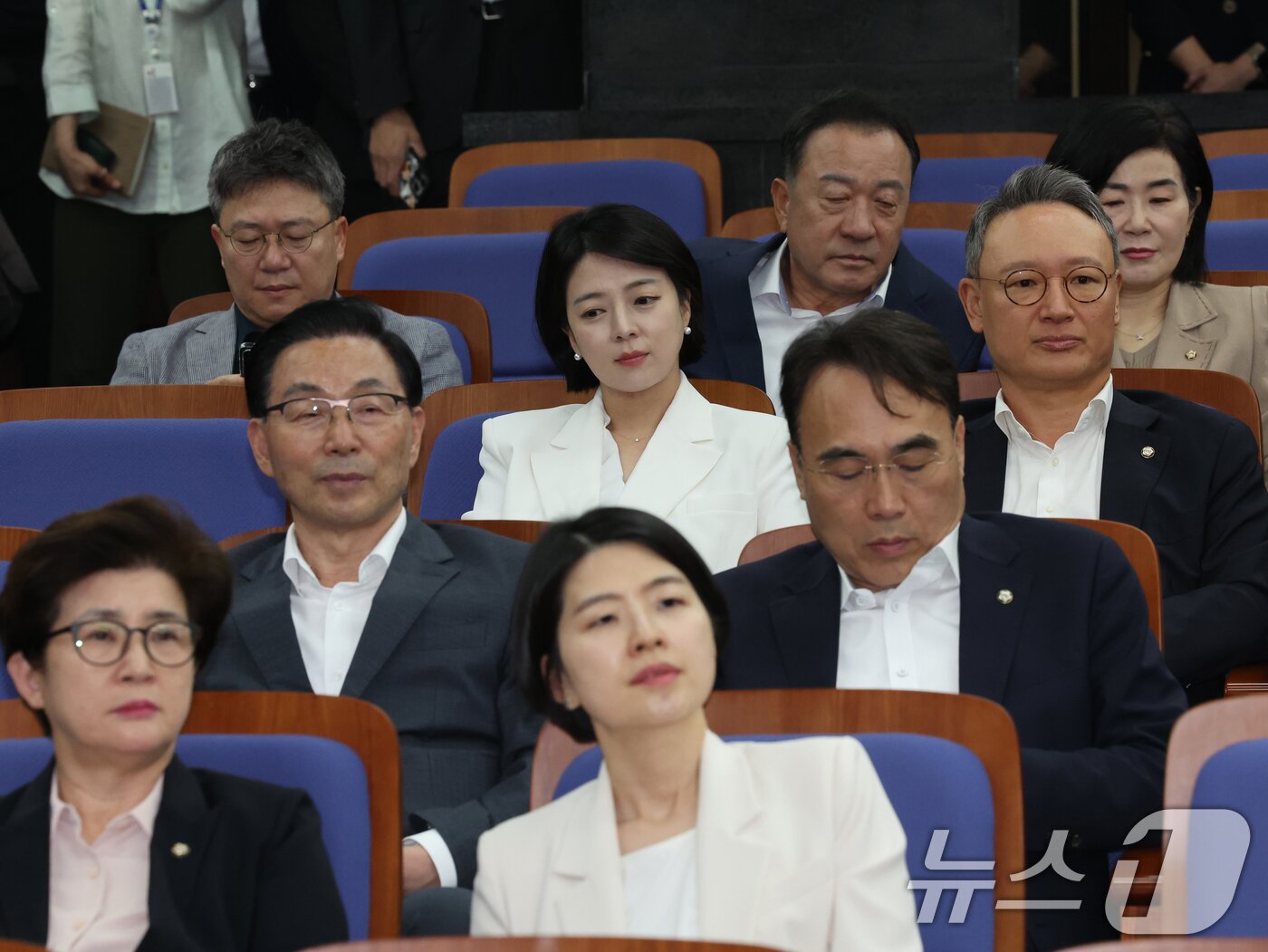 본문 이미지 - 배현진 국민의힘 의원이 17일 오후 서울 여의도 국회에서 열린 긴급 의원총회에 자리하고 있다. 2026.6.17 ⓒ 뉴스1 황기선 기자