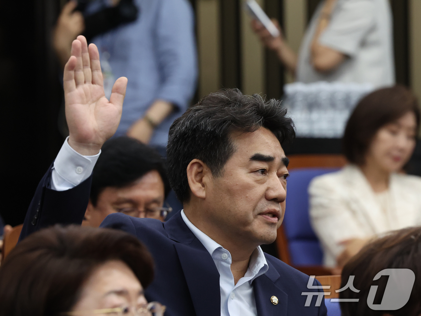 (서울=뉴스1) 황기선 기자 = 이성권 국민의힘 의원이 17일 오후 서울 여의도 국회에서 열린 긴급 의원총회에서 의사 진행 발언 신청을 하고 있다. 2026.6.17/뉴스1