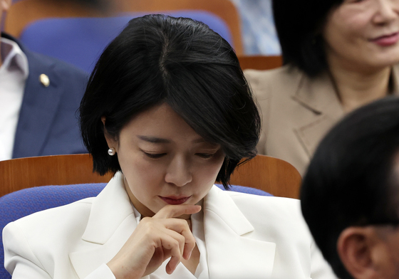 생각에 잠긴 배현진 의원