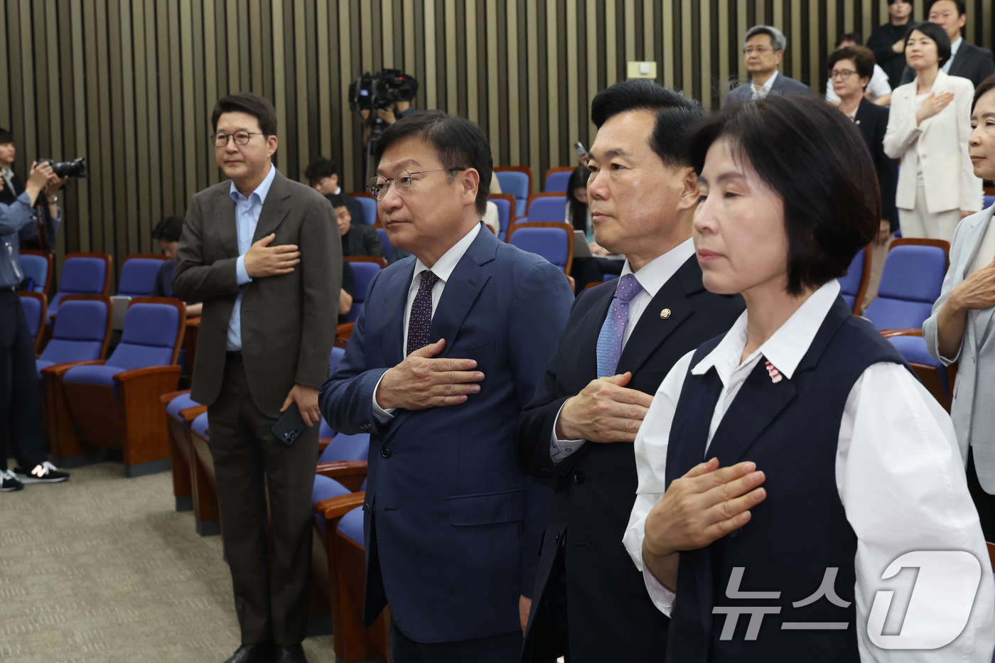 (서울=뉴스1) 황기선 기자 = 정점식 국민의힘 원내대표가 17일 오후 서울 여의도 국회에서 열린 긴급 의원총회에서 국민의례를 하고 있다.  2026.6.17/뉴스1
