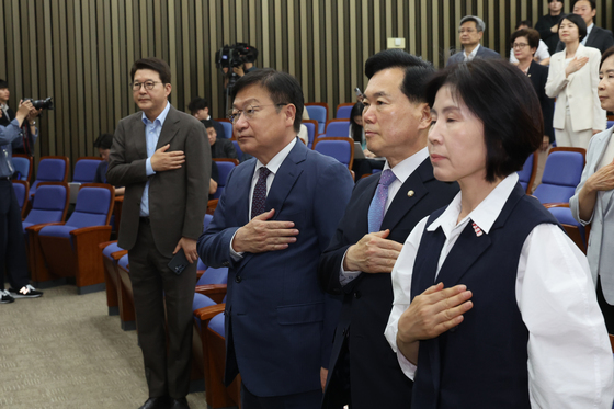 국민의례하는 정점식 원내대표