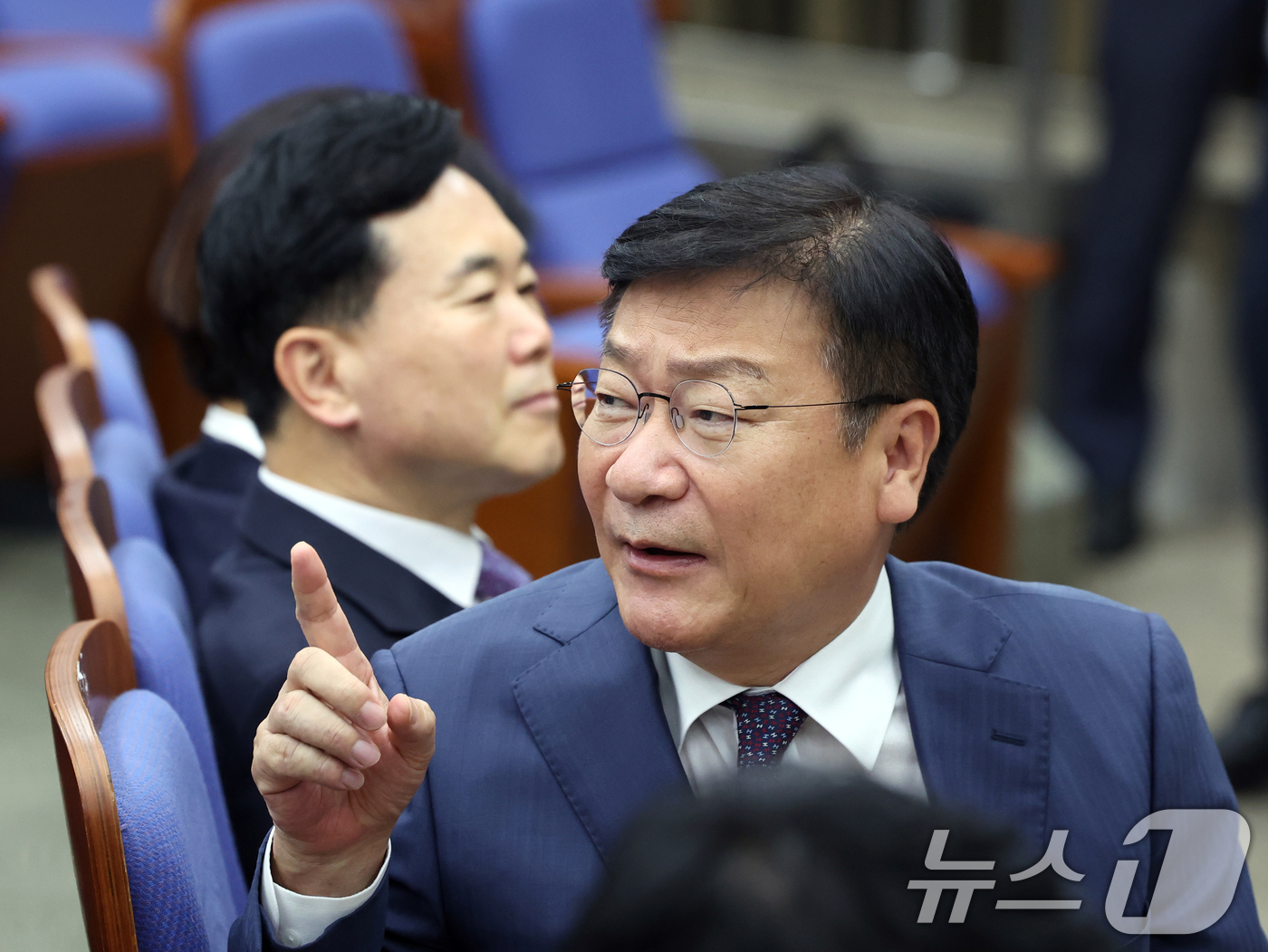 (서울=뉴스1) 황기선 기자 = 정점식 국민의힘 원내대표가 17일 오후 서울 여의도 국회에서 열린 긴급 의원총회에서 의원을의 발언 요구를 자제시키고 있다.  2026.6.17/뉴스 …