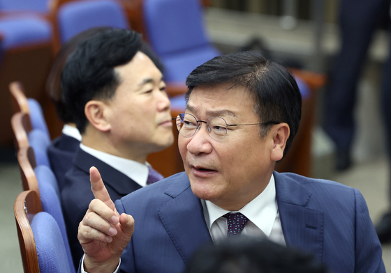 의원들 진정 시키는 정점식 원내대표