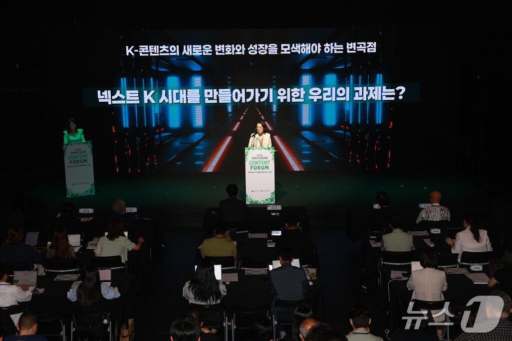 본문 이미지 - 김윤지 한국콘텐츠진흥원장이 K-콘텐츠의 지속 성장 방안을 17일 서울 광화문 CKL 스테이지에서 제시했다. 19일까지 열리는 '2026 콘텐츠산업포럼'은 김 원장의 취임 이후 첫 공식행사라서 주목을 끌었다.
