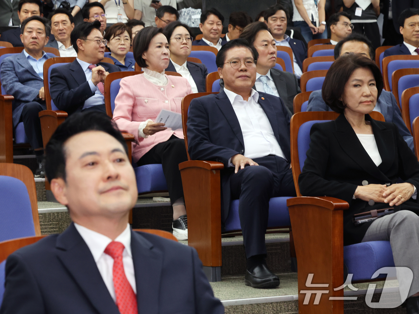 (서울=뉴스1) 황기선 기자 = 송석준 국민의힘 의원이 17일 오후 서울 여의도 국회에서 열린 긴급 의원총회에서 공개 발언 요구가 거부된 후 장동혁 대표를 바라보고 있다.  202 …