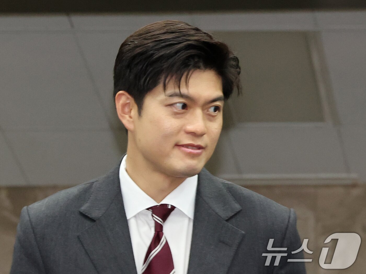 본문 이미지 - 김용태 국민의힘 의원이 17일 오후 서울 여의도 국회에서 열린 긴급 의원총회에 참석하고 있다. 2026.6.17 ⓒ 뉴스1 황기선 기자