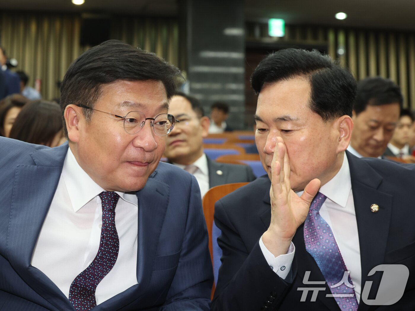 본문 이미지 - 국민의힘 정점식 원내대표와 김승수 원내운영수석부대표가 17일 오후 서울 여의도 국회에서 열린 긴급 의원총회에서 대화를 나누고 있다. 2026.6.17 ⓒ 뉴스1 황기선 기자