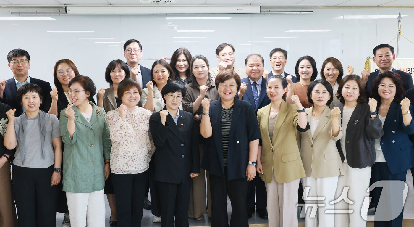 (서울=뉴스1) = 17일 서울 중구 한국건강가정진흥원에서 열린 가족센터 현장소통 간담회에서 원민경 성평등가족부 장관 등 참석자들이 기념촬영을 하고 있다.  (성평등가족부 제공. …