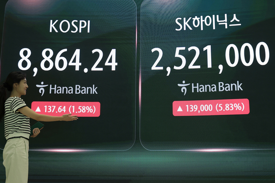 '워시 FOMC' 앞둔 코스피. 8864 최고가 마감 …SK하닉 신고가 [시황종합]