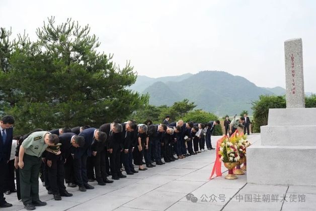 주북 中대사 6·25 참전 중국군 묘역 참배…"북중우호 계승해야"