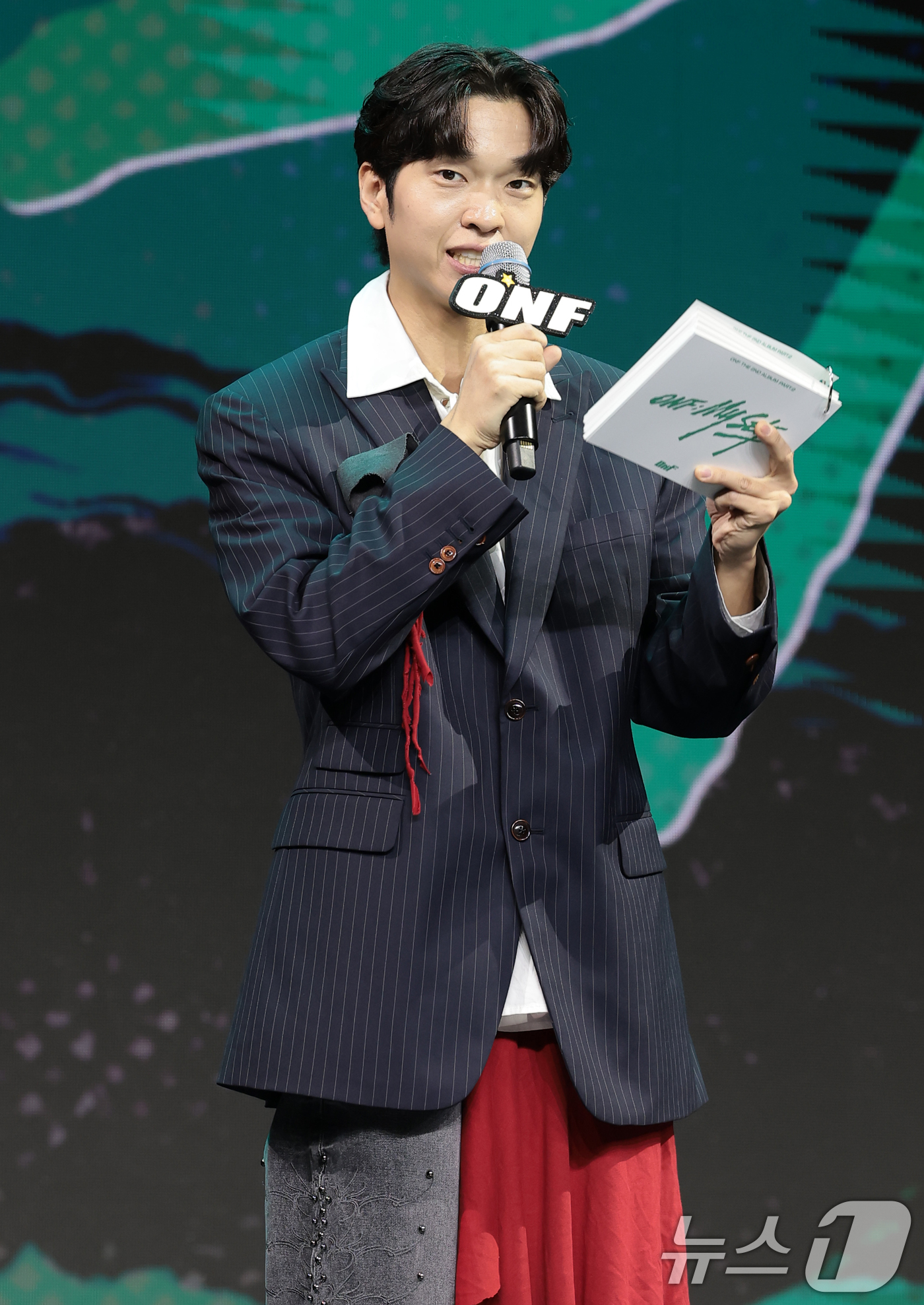 (서울=뉴스1) 권현진 기자 = 방송인 유재필이 17일 서울 마포구 큐브컨벤션센터에서 열린  온앤오프 정규 2집 파트2 '온앤오프:마이 셀프'(ONF:MY SELF) 발매 쇼케이스 …