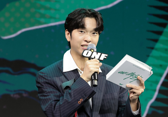 유재필, 온앤오프 쇼케이스 비주얼 MC