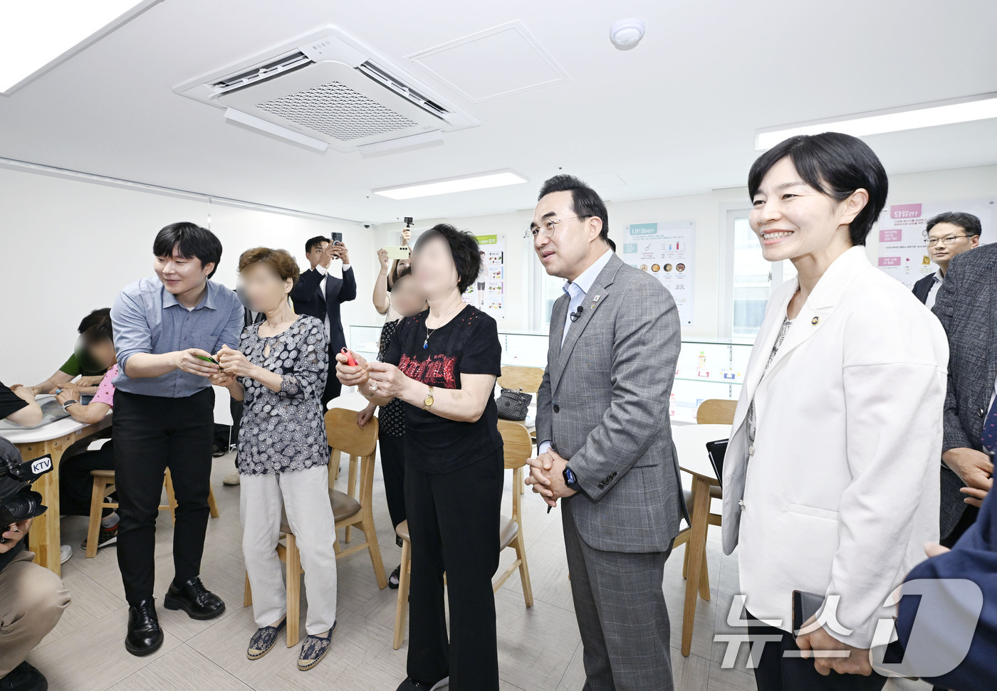 (서울=뉴스1) = 박홍근 기획예산처 장관(오른쪽 두 번쨰)이 17일 오후 서울 성동구 사근스마트헬스케어센터를 방문, 현장을 시찰하며 관계자의 설명을 듣고 있다. (기획예산처 제공 …