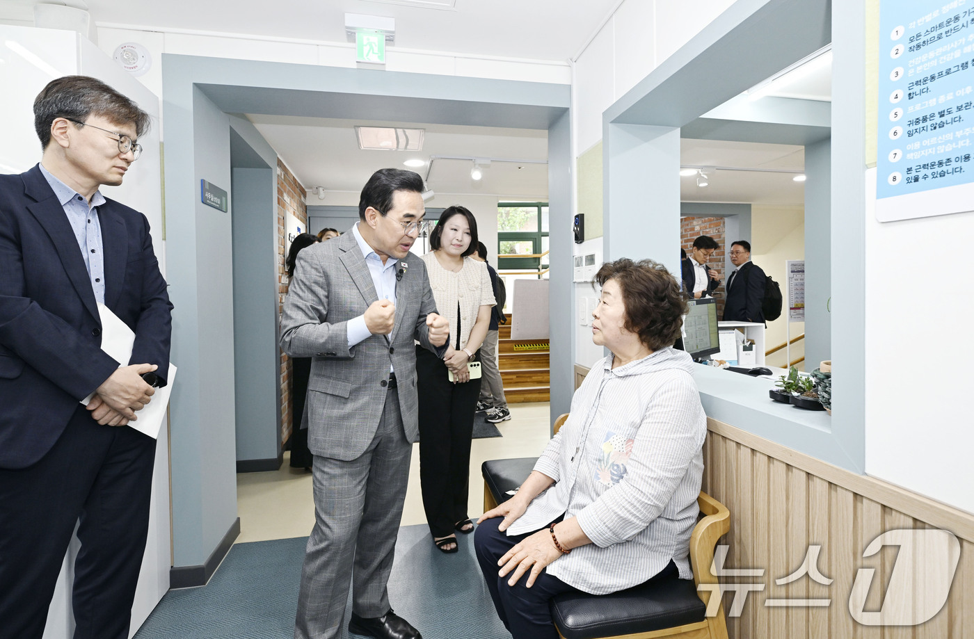 (서울=뉴스1) = 박홍근 기획예산처 장관이 17일 오후 서울 성동구 사근스마트헬스케어센터를 방문, 어르신과 대화를 나누고 있다. (기획예산처 제공. 재판매 및 DB금지) 2026 …