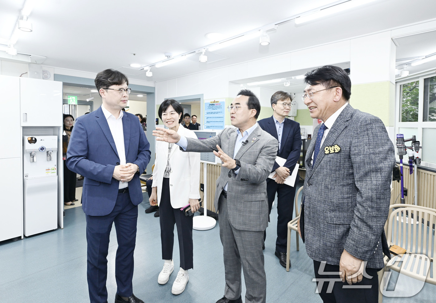 (서울=뉴스1) = 박홍근 기획예산처 장관이 17일 오후 서울 성동구 사근스마트헬스케어센터를 방문, 현장을 시찰하며 관계자의 설명을 듣고 있다. (기획예산처 제공. 재판매 및 DB …