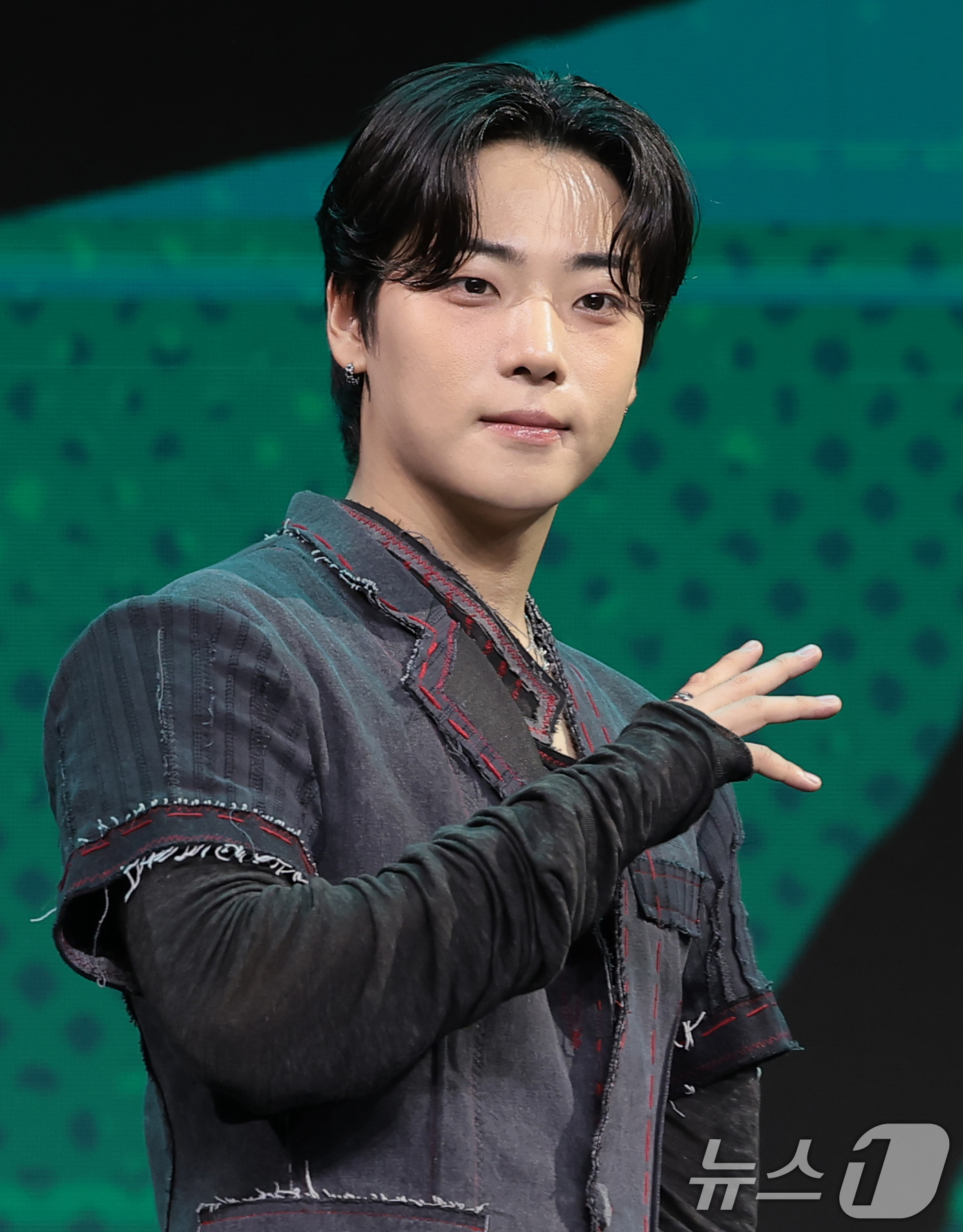 (서울=뉴스1) 권현진 기자 = 그룹 온앤오프(ONF)의 이션이 17일 서울 마포구 큐브컨벤션센터에서 열린 정규 2집 파트2 '온앤오프:마이 셀프'(ONF:MY SELF) 발매 쇼 …