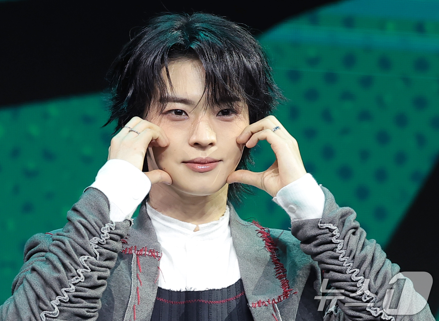 (서울=뉴스1) 권현진 기자 = 그룹 온앤오프(ONF)의 효진이 17일 서울 마포구 큐브컨벤션센터에서 열린 정규 2집 파트2 '온앤오프:마이 셀프'(ONF:MY SELF) 발매 쇼 …