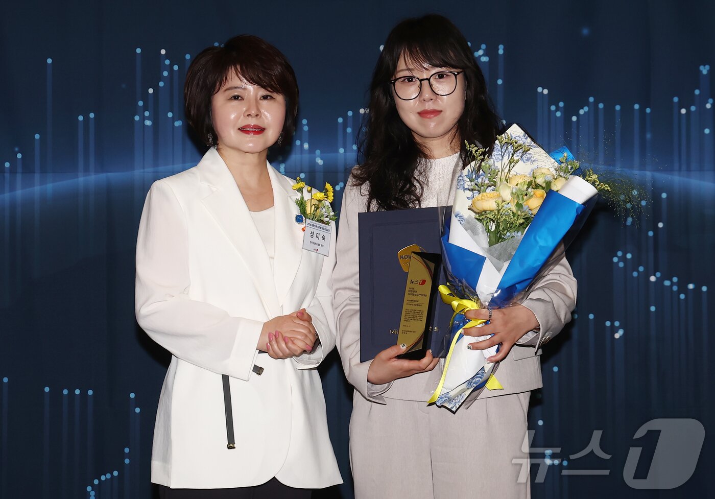 본문 이미지 - 성미숙 한국여성벤처협회장이 17일 오후 서울 중구 프레스센터에서 '대한민국 중소기업의 힘, 디지털 혁신으로 글로벌 성장 잇다'를 주제로 열린 2026 뉴스1 대한민국 디지털성장기업대상 시상식에서 송보경 주식회사 위튼컴퍼니 대표이사에게 여성벤처성장상을 수여한 뒤 기념촬영을 하고 있다. 2026.6.17 ⓒ 뉴스1 김민지 기자