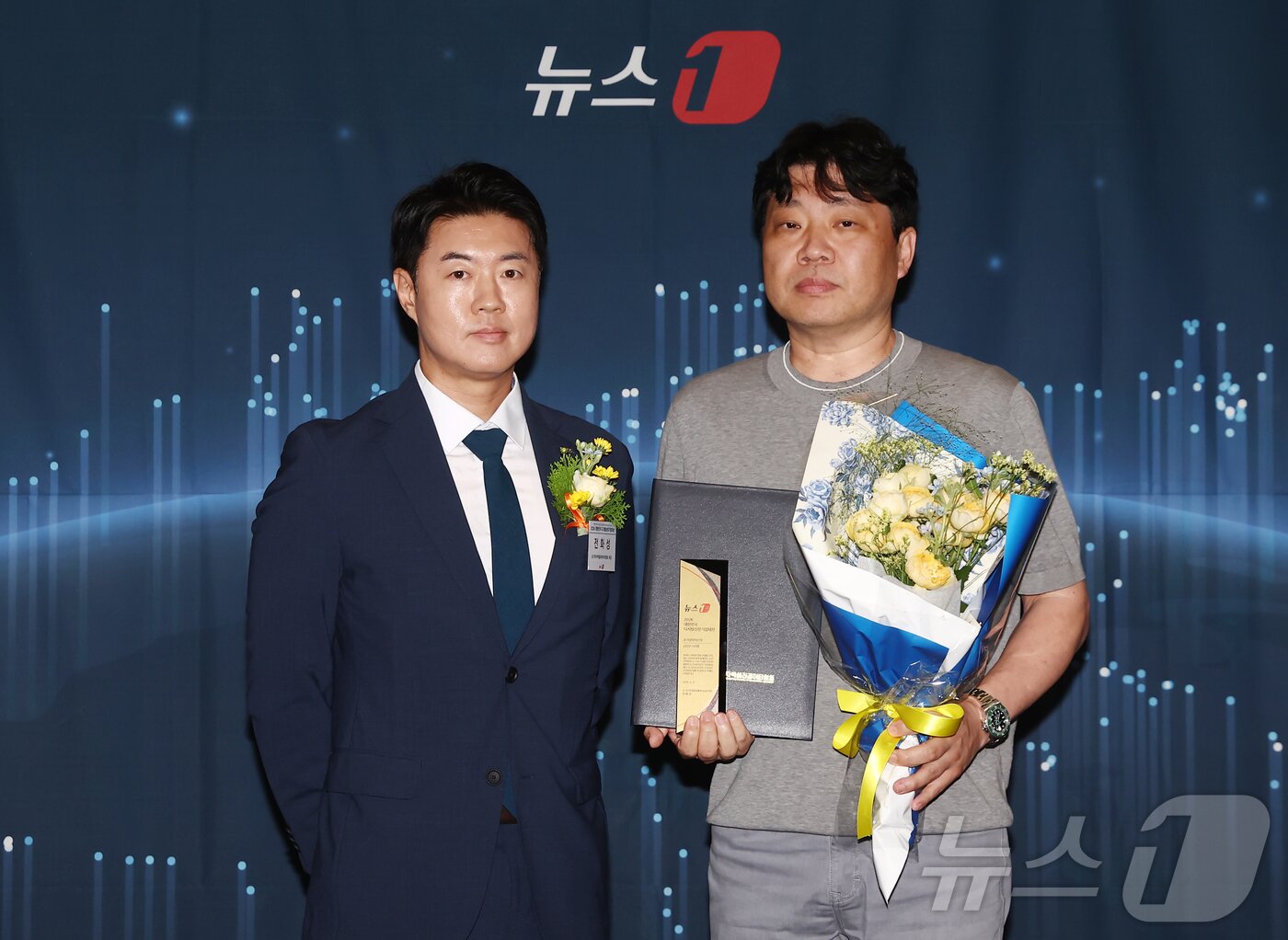 본문 이미지 - 전화성 초기투자액셀러레이터협회장이 17일 오후 서울 중구 프레스센터에서 '대한민국 중소기업의 힘, 디지털 혁신으로 글로벌 성장 잇다'를 주제로 열린 2026 뉴스1 대한민국 디지털성장기업대상 시상식에서 송광용 주식회사 부스터랩 대표이사에게 초기성장혁신상을 수여한 뒤 기념촬영을 하고 있다. 2026.6.17 ⓒ 뉴스1 김민지 기자
