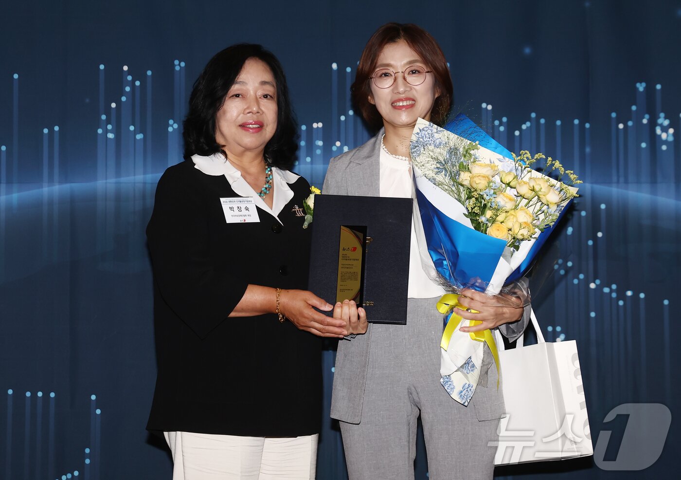 본문 이미지 - 박창숙 한국여성경제인협회장이 17일 오후 서울 중구 프레스센터에서 '대한민국 중소기업의 힘, 디지털 혁신으로 글로벌 성장 잇다'를 주제로 열린 2026 뉴스1 디지털성장기업대상 시상식에서 조희선 주식회사 디더블유아이 대표이사에게 여성디지털혁신상을 수여한 뒤 기념촬영을 하고 있다. 2026.6.17 ⓒ 뉴스1 김민지 기자