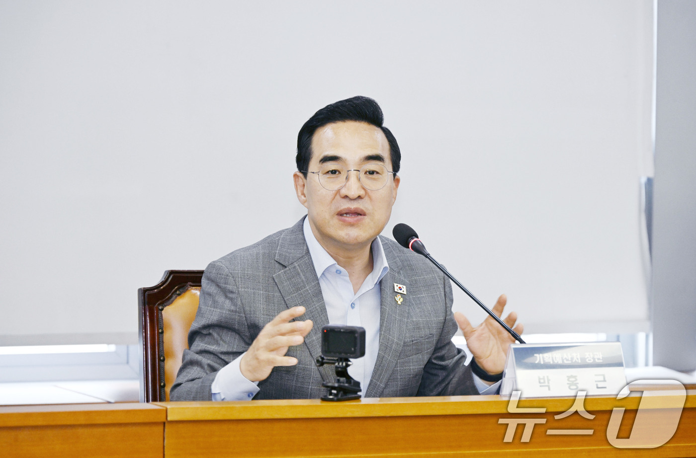 (서울=뉴스1) = 박홍근 기획예산처 장관이 17일 오후 서울 성동구청에서 의료·요양 통합돌봄 현장 간담회를 주재하고 있다. (기획예산처 제공. 재판매 및 DB금지) 2026.6. …