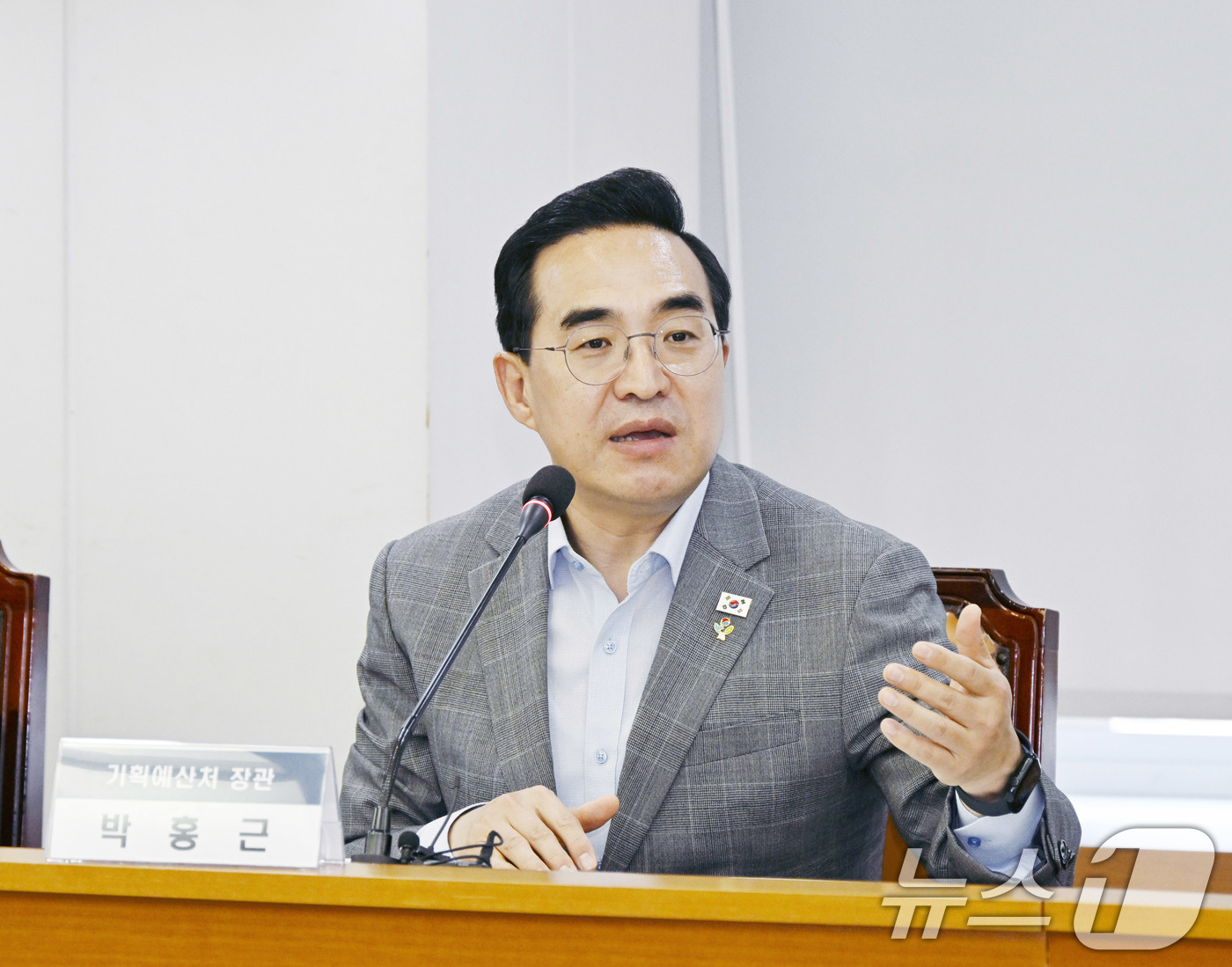 (서울=뉴스1) = 박홍근 기획예산처 장관이 17일 오후 서울 성동구청에서 의료·요양 통합돌봄 현장 간담회를 주재하고 있다. (기획예산처 제공. 재판매 및 DB금지) 2026.6. …