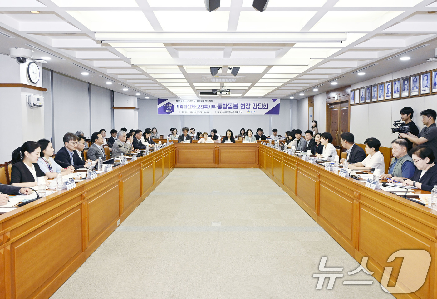 (서울=뉴스1) = 박홍근 기획예산처 장관이 17일 오후 서울 성동구청에서 의료·요양 통합돌봄 현장 간담회를 주재하고 있다. (기획예산처 제공. 재판매 및 DB금지) 2026.6. …