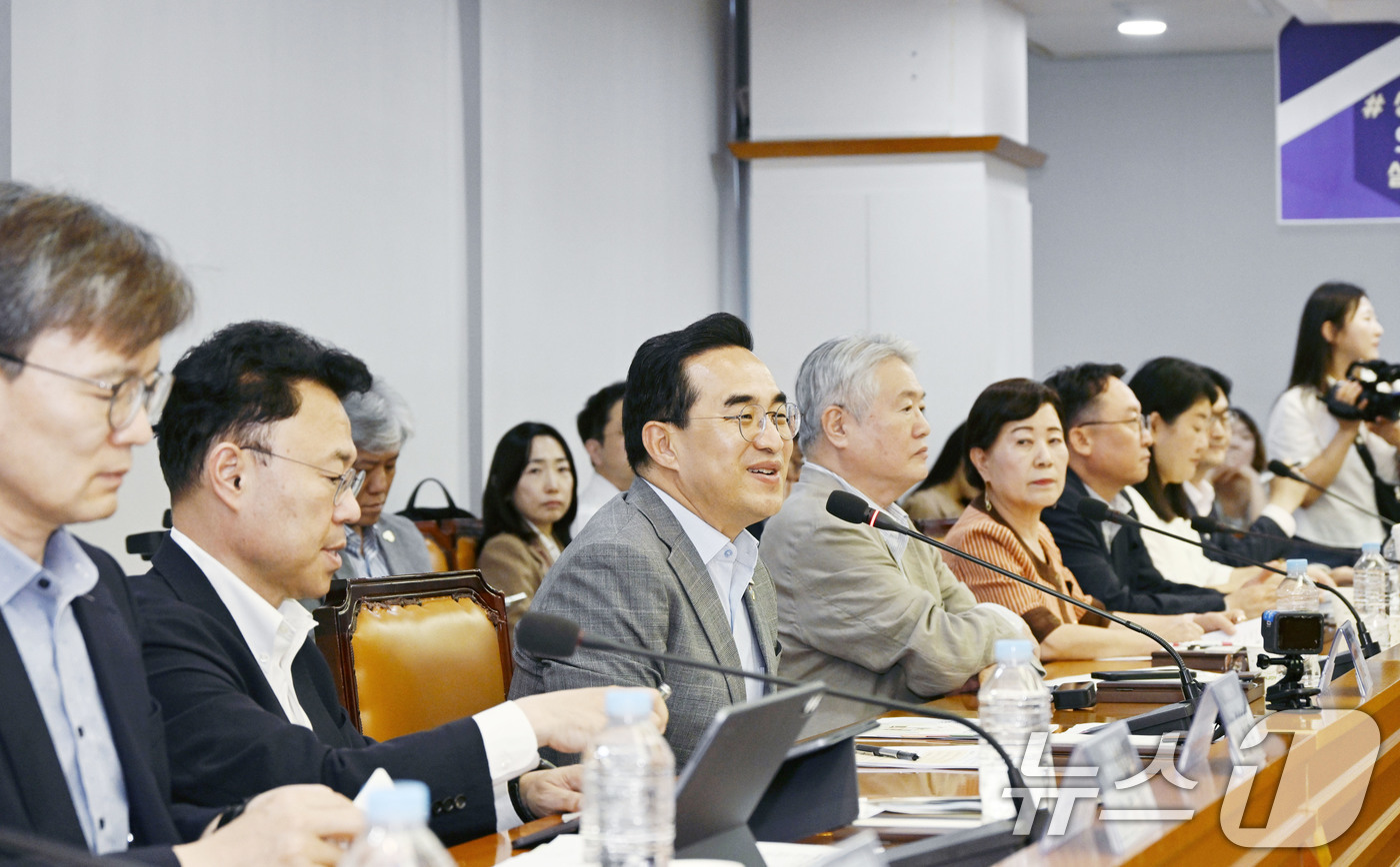 (서울=뉴스1) = 박홍근 기획예산처 장관이 17일 오후 서울 성동구청에서 열린 의료·요양 통합돌봄 현장 간담회에서 모두발언을 하고 있다. (기획예산처 제공. 재판매 및 DB금지) …