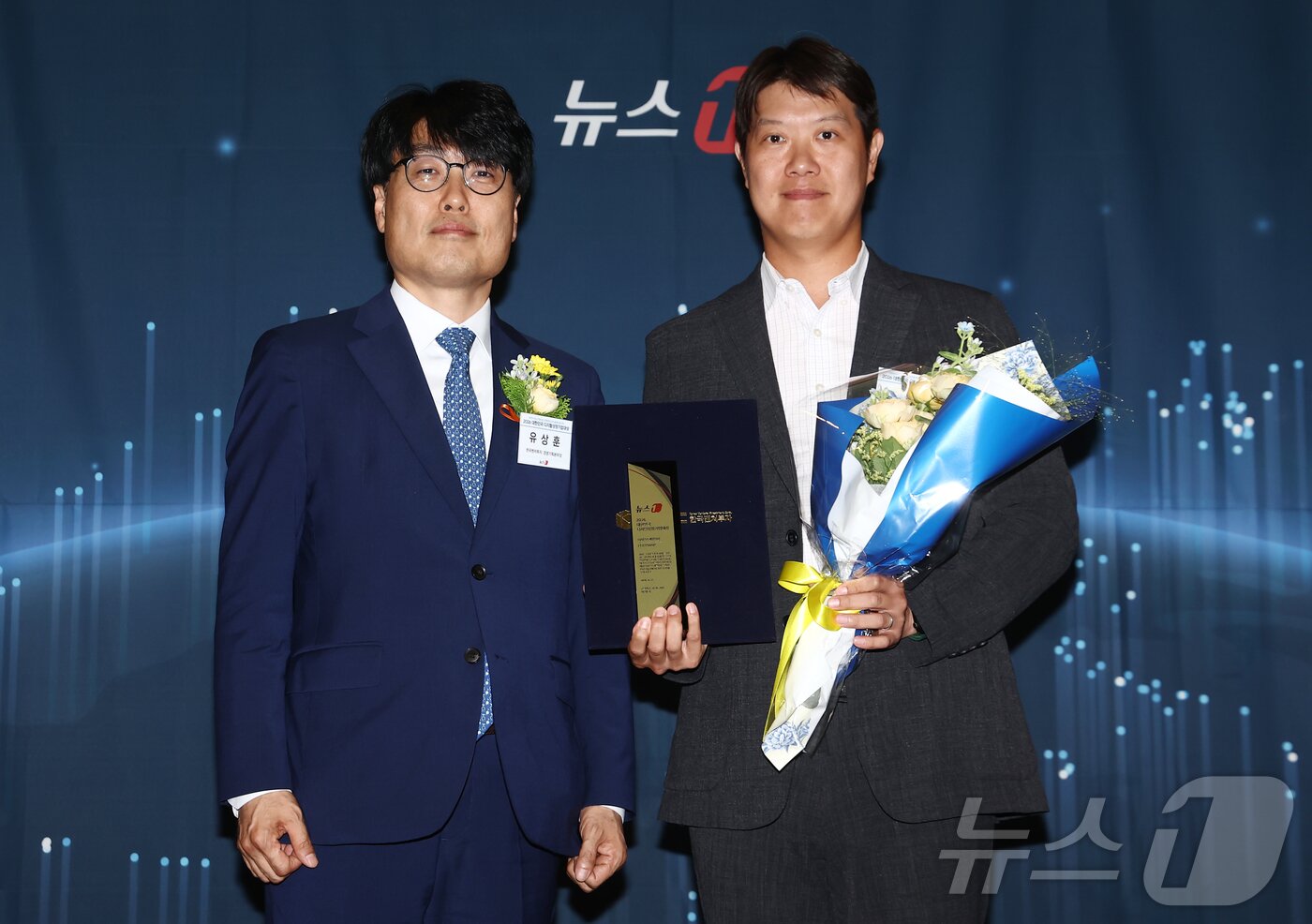 본문 이미지 - 유상훈 한국벤처투자 경영기획본부장이 17일 오후 서울 중구 프레스센터에서 '대한민국 중소기업의 힘, 디지털 혁신으로 글로벌 성장 잇다'를 주제로 열린 2026 뉴스1 디지털성장기업대상 시상식에서 오은송 (주)딥인사이트 대표이사에게 디지털스케일업상을 수여한 뒤 기념촬영을 하고 있다. 2026.6.17 ⓒ 뉴스1 김민지 기자