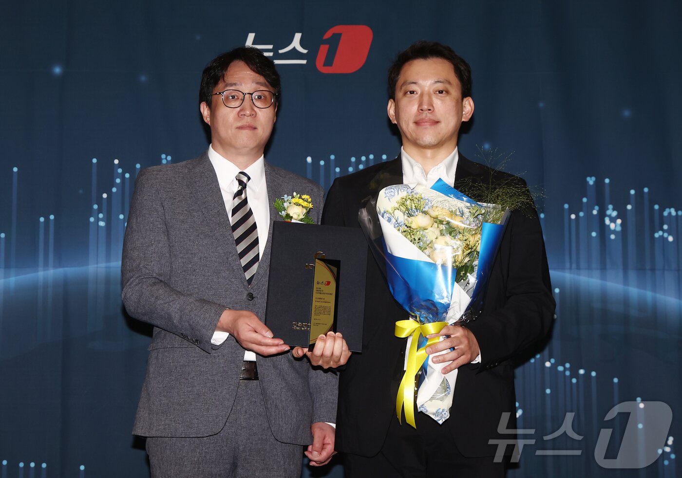 본문 이미지 - 권대희 한국벤처캐피탈협회 전략기획본부장이 17일 오후 서울 중구 프레스센터에서 '대한민국 중소기업의 힘, 디지털 혁신으로 글로벌 성장 잇다'를 주제로 열린 2026 뉴스1 디지털성장기업대상 시상식에서 이현동 슈퍼브에이아이 부대표에게 VC퀸텀점프상을 수여한 뒤 기념촬영을 하고 있다. 2026.6.17 ⓒ 뉴스1 김민지 기자